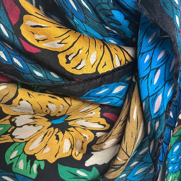 Silk bandanna, Blue with flowers - Picture 2 of 2